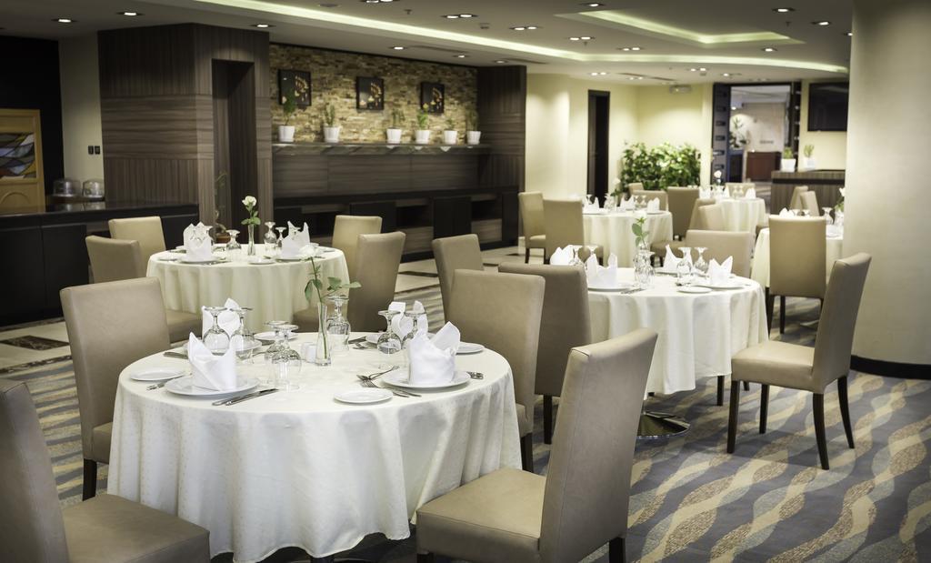 Howard Johnson Dammam Hotel Exterior foto